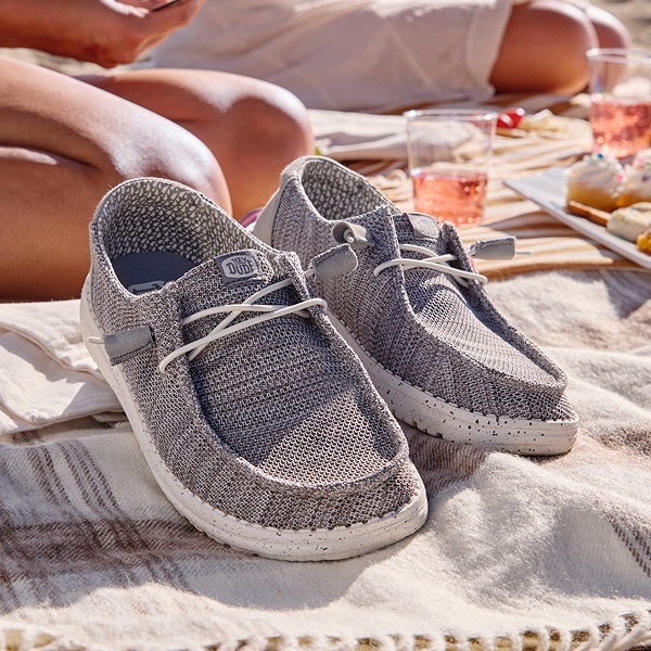 Take a HEYCATION with HEYDUDE Stretch Sox this summer 1 2605 Global StretchSox Amazon Static ComponentBased 600x600 V3 Wendy Large